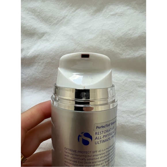 Is Clinical Extreme Protect SPF 40 BRONZE - Picture 3 of 5